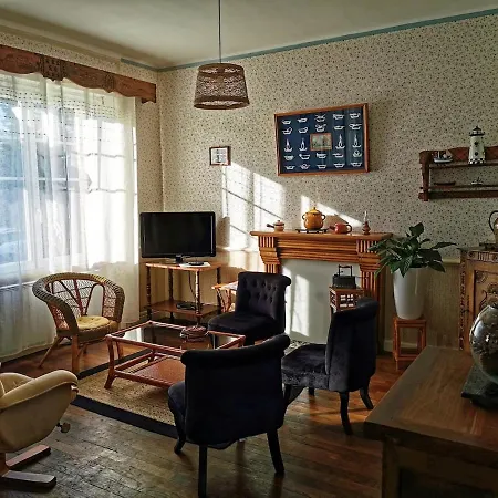 בית נופש Maison Bretonne Traditionnelle פרוס-גירק
